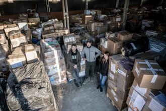 2022 03 Oksana Sgier mit Kollegen im Verteilzentrum auf der polnischen Seite der Grenze zur Ukraine - © Mayk Wendt